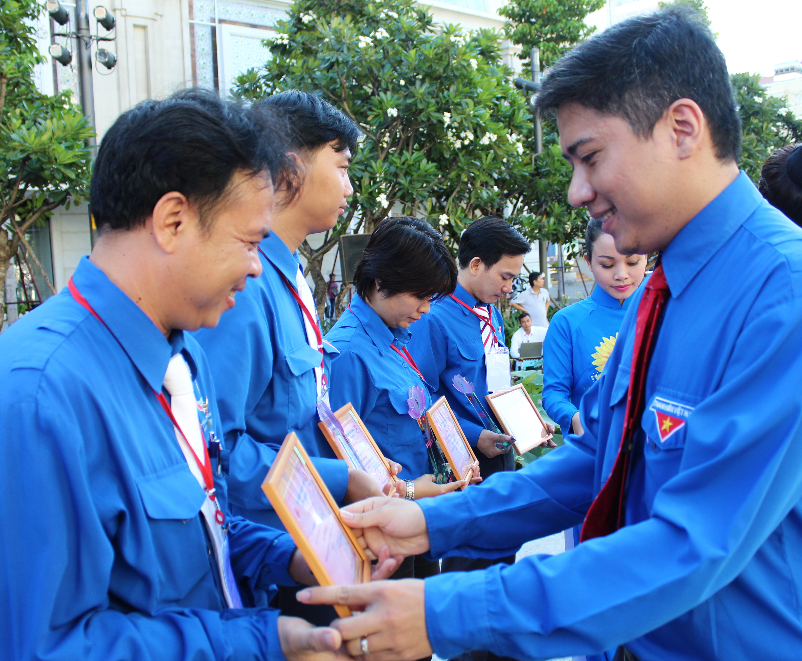 Phó bí thư Thành đoàn Nguyễn Việt Quế Sơn (bìa phải) trao giấy chứng nhận thanh niên tiên tiến cho đại biểu - Ảnh: Q.L.