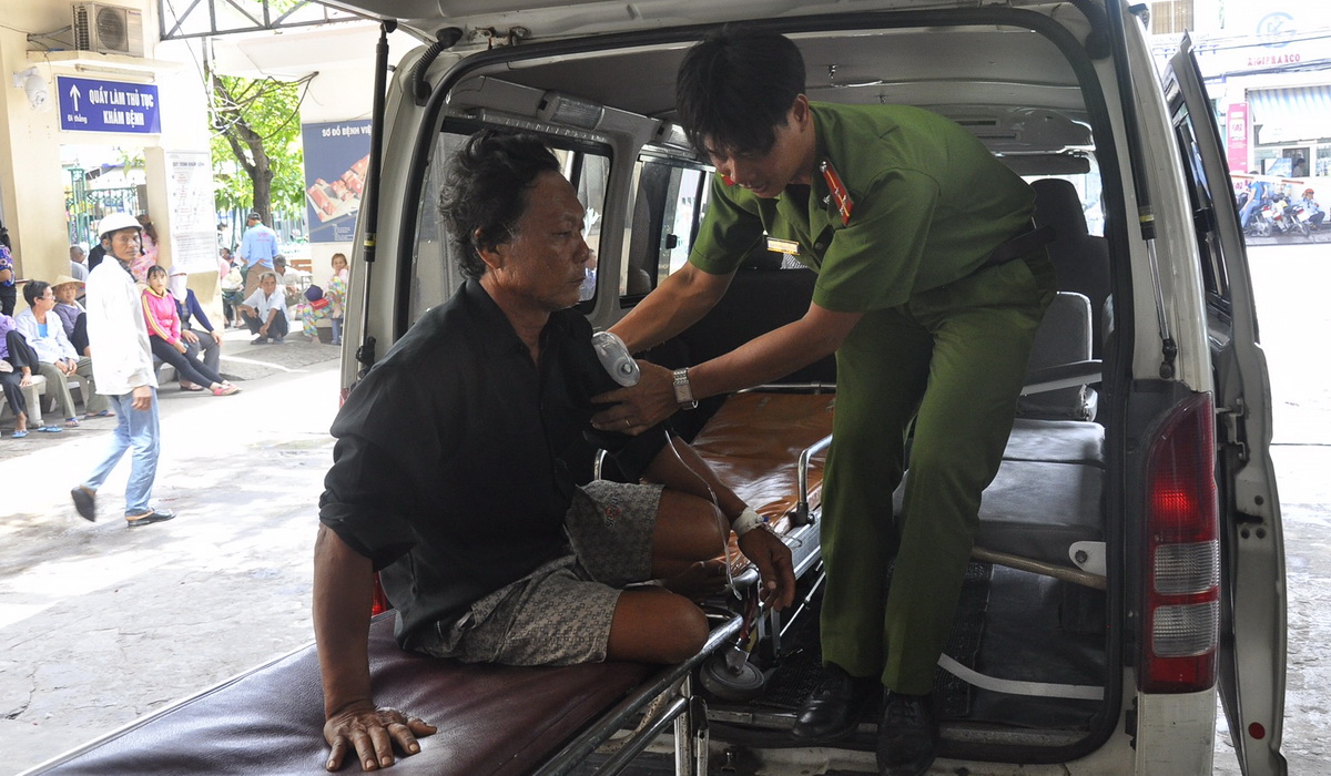 Lê Văn Nhỏ được công an huyện An Minh chuyển vào Bệnh viện Đa khoa tỉnh Kiên Giang lúc 10 giờ 20 phút