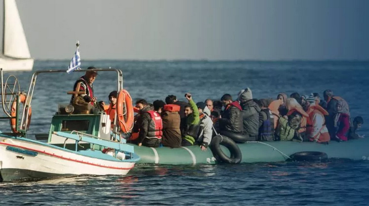 Một con tàu chở người di cư vừa bị lật trên Địa Trung Hải và công tác cứu hộ đang diễn ra - Ảnh: newsroom