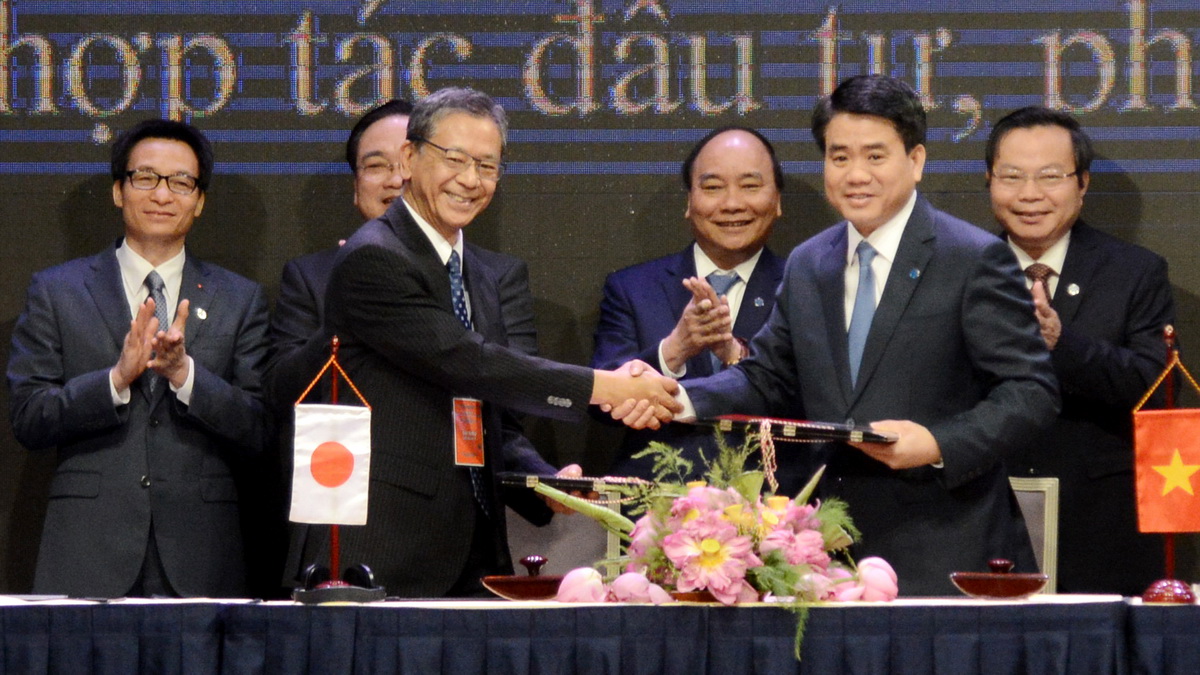 Chủ tịch UBND TP Hà Nội và Đại sứ Nhật Bản tại Việt Nam ký biên bản ghi nhớ về tăng cường hợp tác đầu tư phát triển kinh tế - xã hội của TP Hà Nội với Đại sứ quán Nhật Bản tại Việt Nam - Ảnh: TUẤN PHÙNG
