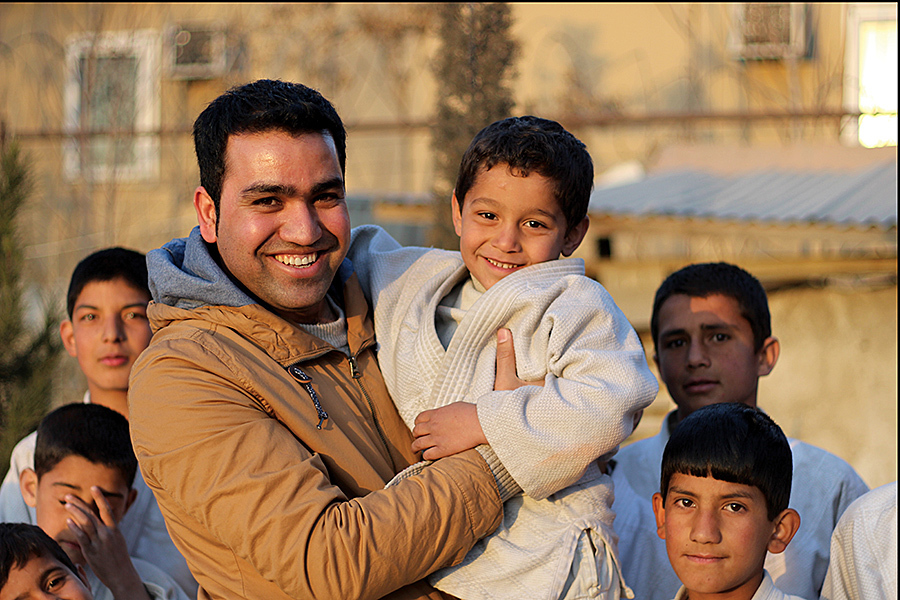 Anh Hashmatullah Hayat bên những đứa trẻ đường phố theo học tại Trường Aschiana ở Kabul, Afghanistan - Ảnh: CSMonitor