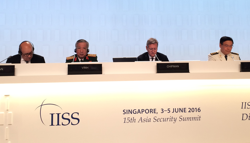 Đô đốc Tôn Kiến Quốc (ngoài cùng bên phải) bạo biện về chủ quyền của Trung Quốc tại Đối thoại Shangri-La ở Singapore ngày 5-6 - Ảnh: QUỲNH TRUNG