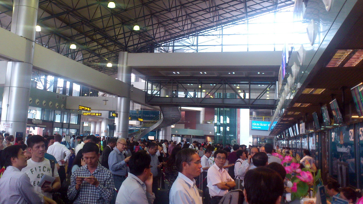 Hành khách xếp hàng dài chờ làm thủ tục tại sân bay Nội Bài - Ảnh: L.Q.K