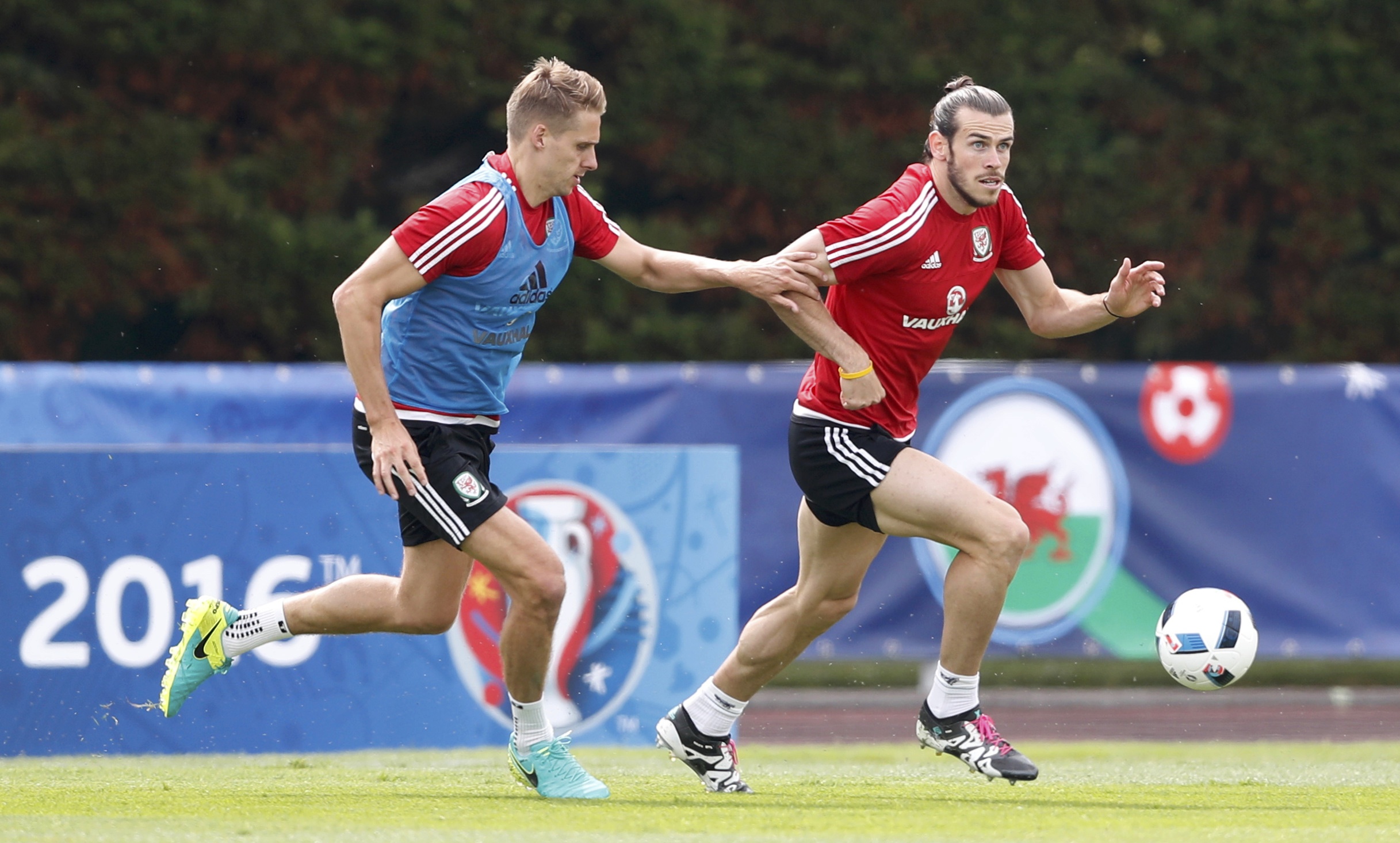 Bale (phải) là niềm hi vọng lớn nhất của đội tuyển Xứ Wales tại Euro 2016. Ảnh: Reuters