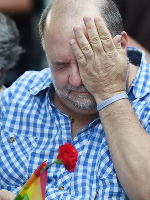 Ông Kenny Mahan bật khóc khi dự lễ tưởng niệm nạn nhân xả súng bên ngoài hộp đêm Pulse sáng nay 13-6 - Ảnh: The News Journal