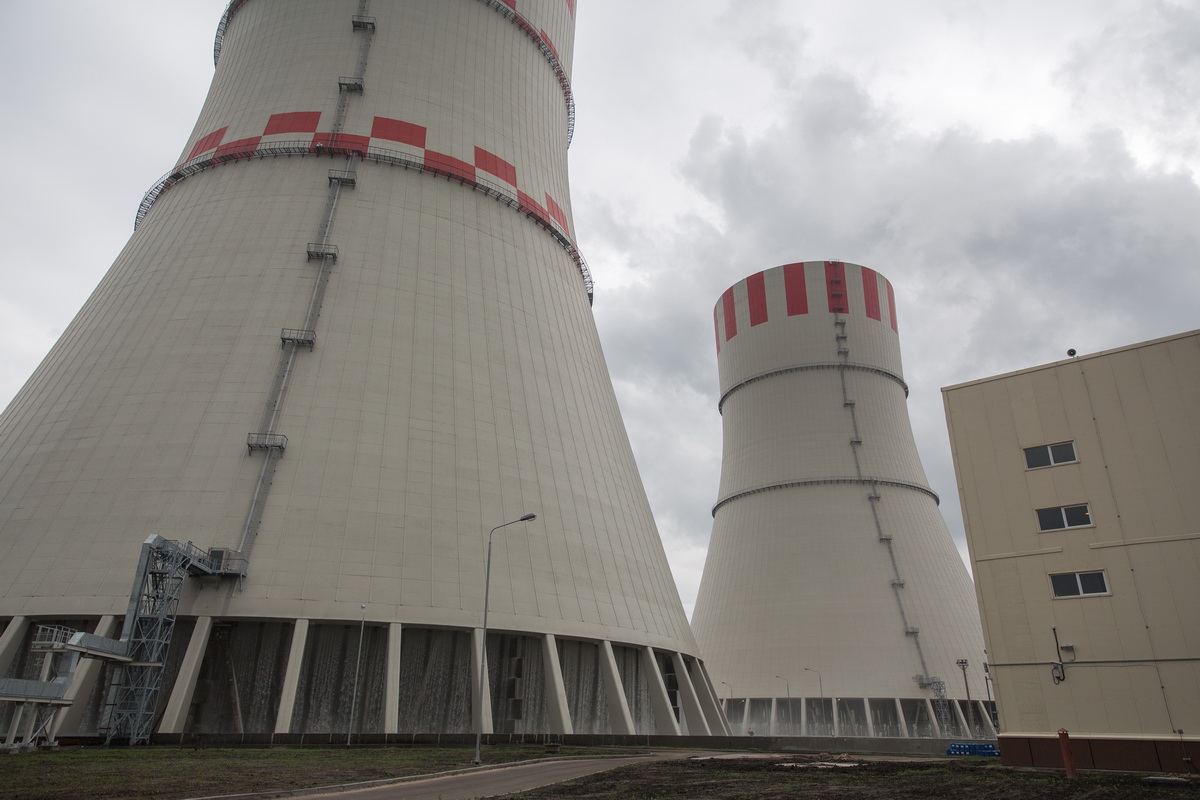 Tháp làm mát tổ hợp số 6 và số 7 trong Nhà máy điện hạt nhân Novovoronezh - Ảnh: C.V.K.