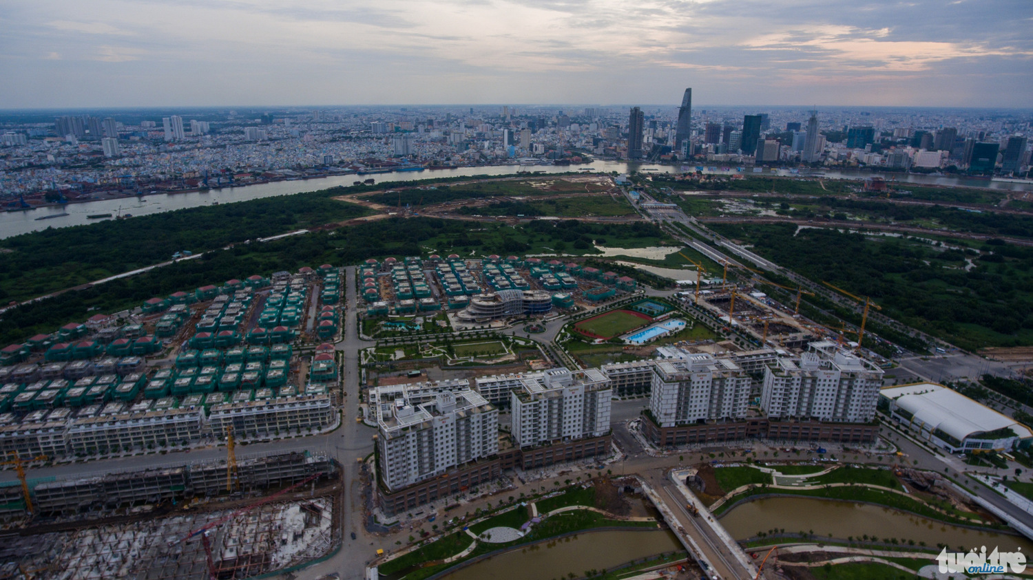 Một góc khu đô thị mới Thủ Thiêm đã ra dáng vẻ với nhiều toà nhà và cả trăm biệt thự - Ảnh: Thuận Thắng