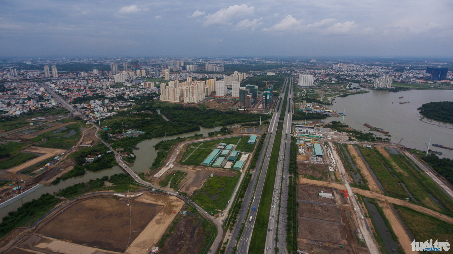 Phía đông bắc khu đô thị Thủ Thiêm giáp với tỉnh lộ 25B các trục đường nội khu đô thị đang hình thành - Thuận Thắng