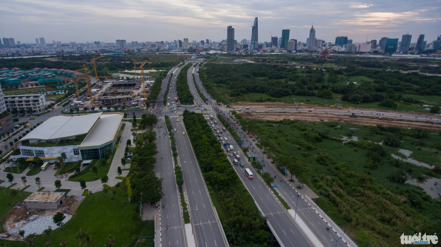 Đại lộ Mai chí Thọ với 14 làn xe là trục đường xương sống chia đôi khu đô thị Thủ Thiêm - Ảnh: Thuận Thắng