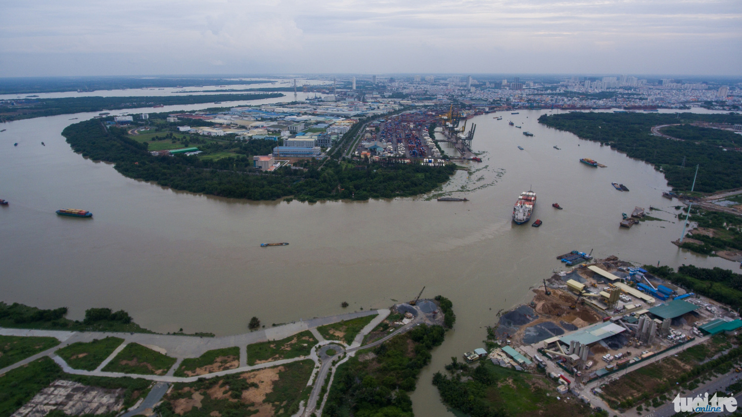 Cảng Bến Nghé, khu chế xuất Tân Thuận nhìn từ khu đô thị mới Thủ Thiêm - Ảnh: Thuận Thắng