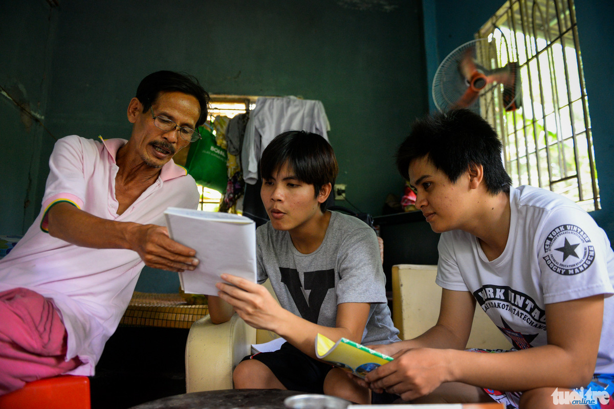 Ba cha con ông Thọ đang trao đổi bài, bổ sung kiến thức cho nhau để hoàn thành tốt kỳ thi THPT sắp tới

