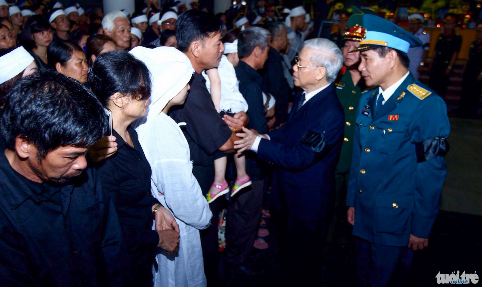 Tổng Bí thư Nguyễn Phú Trọng thăm hỏi thân nhân của 9 quân nhân phi hành đoàn chiếc CASA số hiệu 8983 - Ảnh: NGUYỄN KHÁNH