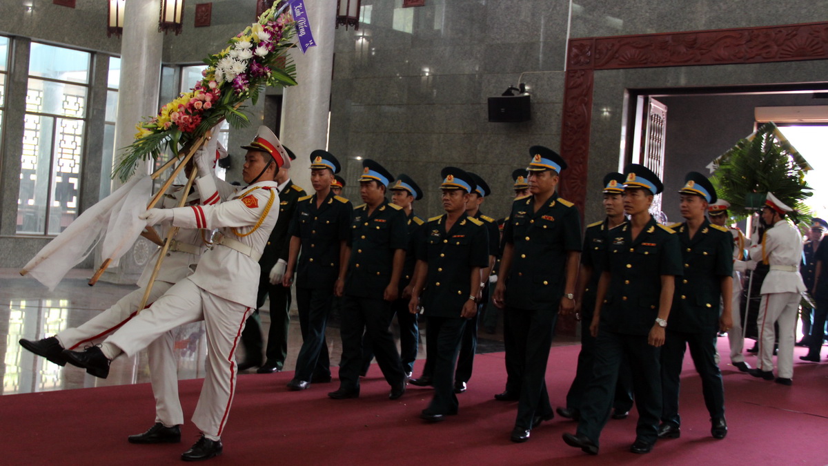 Cán bộ, chiến sĩ các đơn vị Quân đội Nhân dân Việt Nam tại địa bàn TP.HCM và tỉnh thành phía Nam viếng đại tá Nguyễn Đức Hảo - Ảnh: M.Phượng