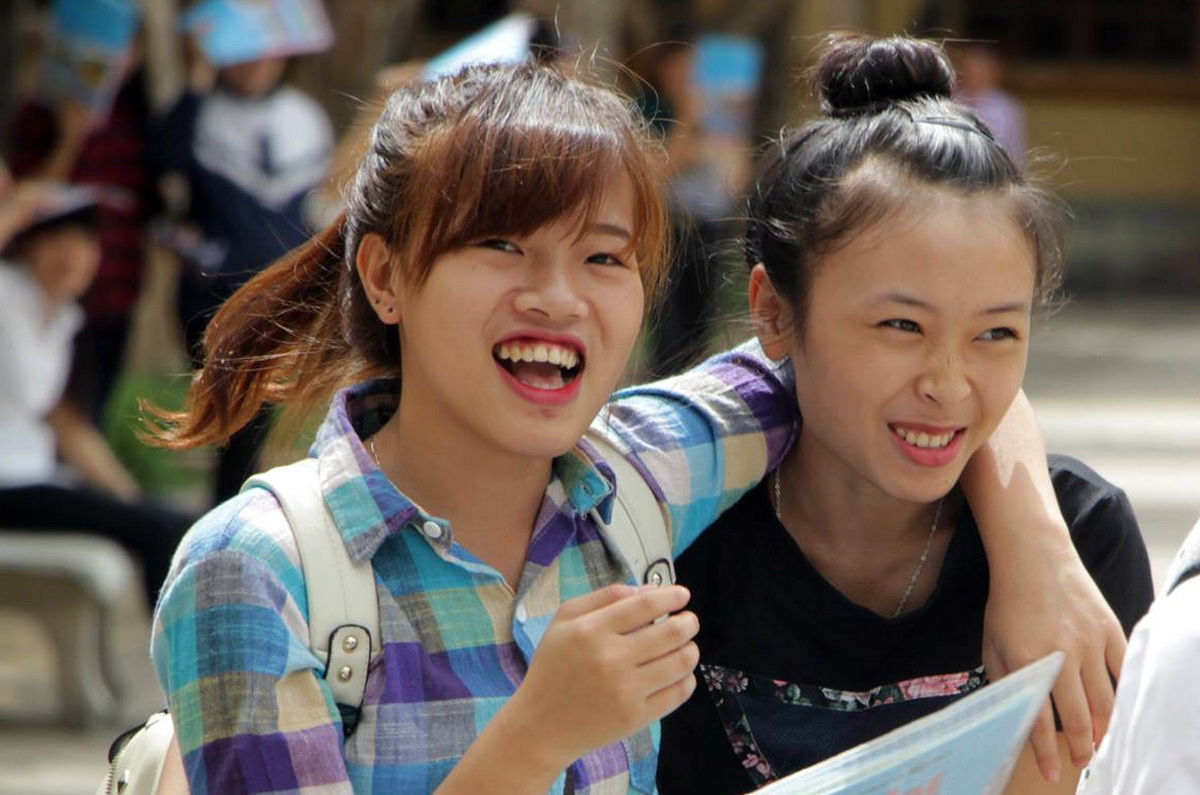 Nhóm nữ sinh phấn khởi sau khi làm bài thi môn Địa lí tại điểm thi Trường THCS Đặng Thai Mai, TP Vinh  - Ảnh: DOÃN HÒA