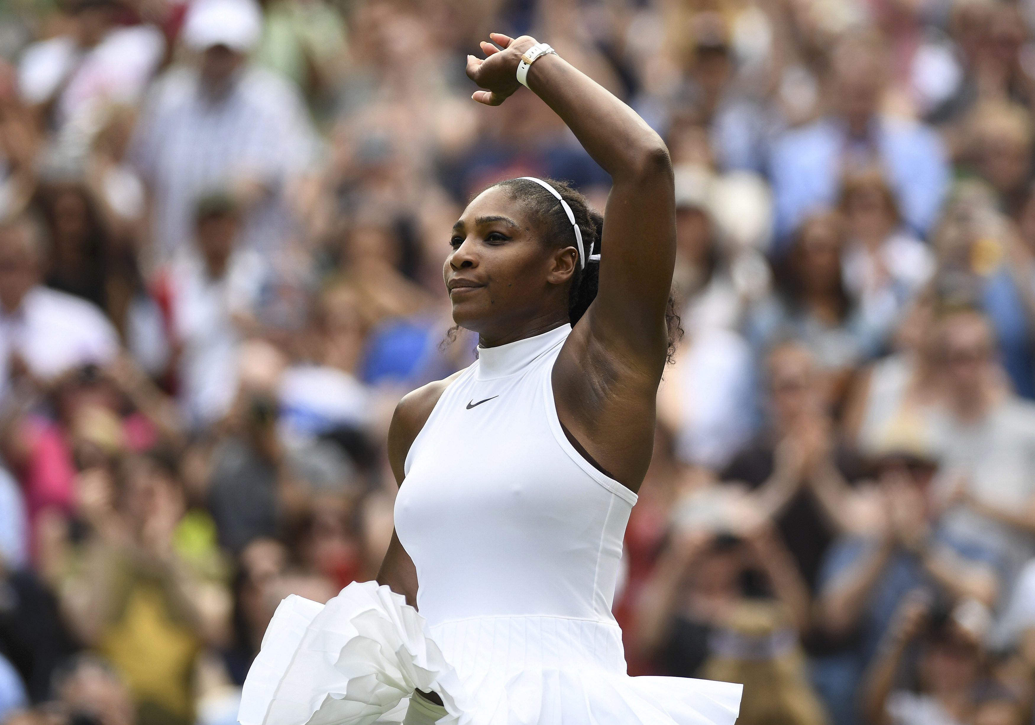 Serena Williams ăn mừng chiến thắng trước Beck. Ảnh: Reuters