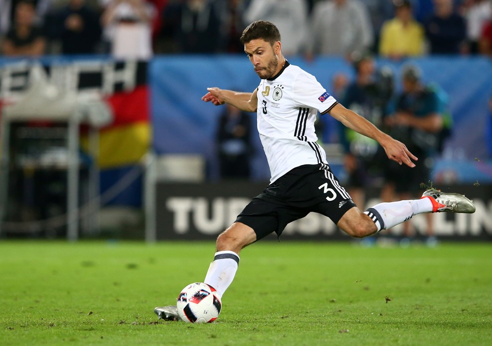 Jonas Hector thực hiện thành công quả đá luân lưu quyết định mang về chiến thắng cho Đức - Ảnh: UEFA