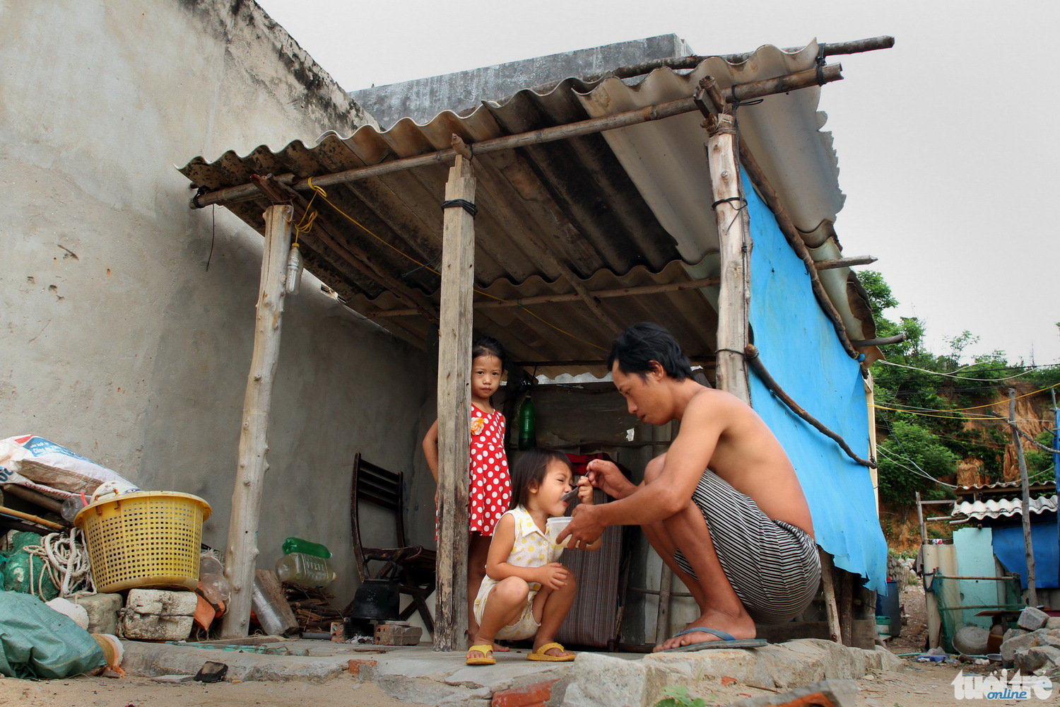 Anh Nguyễn Văn Hưng (30 tuổi) có ngôi nhà lớn đã bị đổ nên phải dựng lều sống tạm - Ảnh: PHẠM VĂN THÀNH