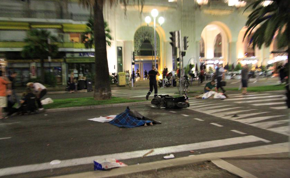 Hiện trường đẫm máu của vụ khủng bố bằng xe tải ở thành phố Nice, Pháp - Ảnh: TIME