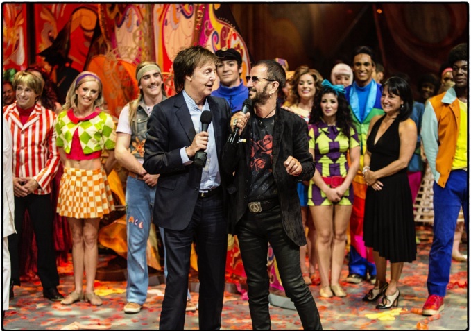 Hai cựu thành viên Paul McCartney, Ringo Starr và các nghệ sĩ biểu diễn trong chương trình Love - Ảnh: LA Times