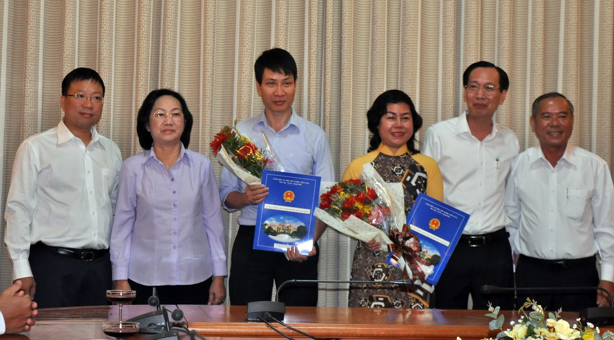 Lãnh đạo UBND TPHCM và HĐND TPHCM chúc mừng ông Trương Trung Kiên ( thứ 3 từ trái qua) và bà Trần Hải Yến (thứ 4 từ trái qua) - Ảnh: XUÂN ĐẶNG