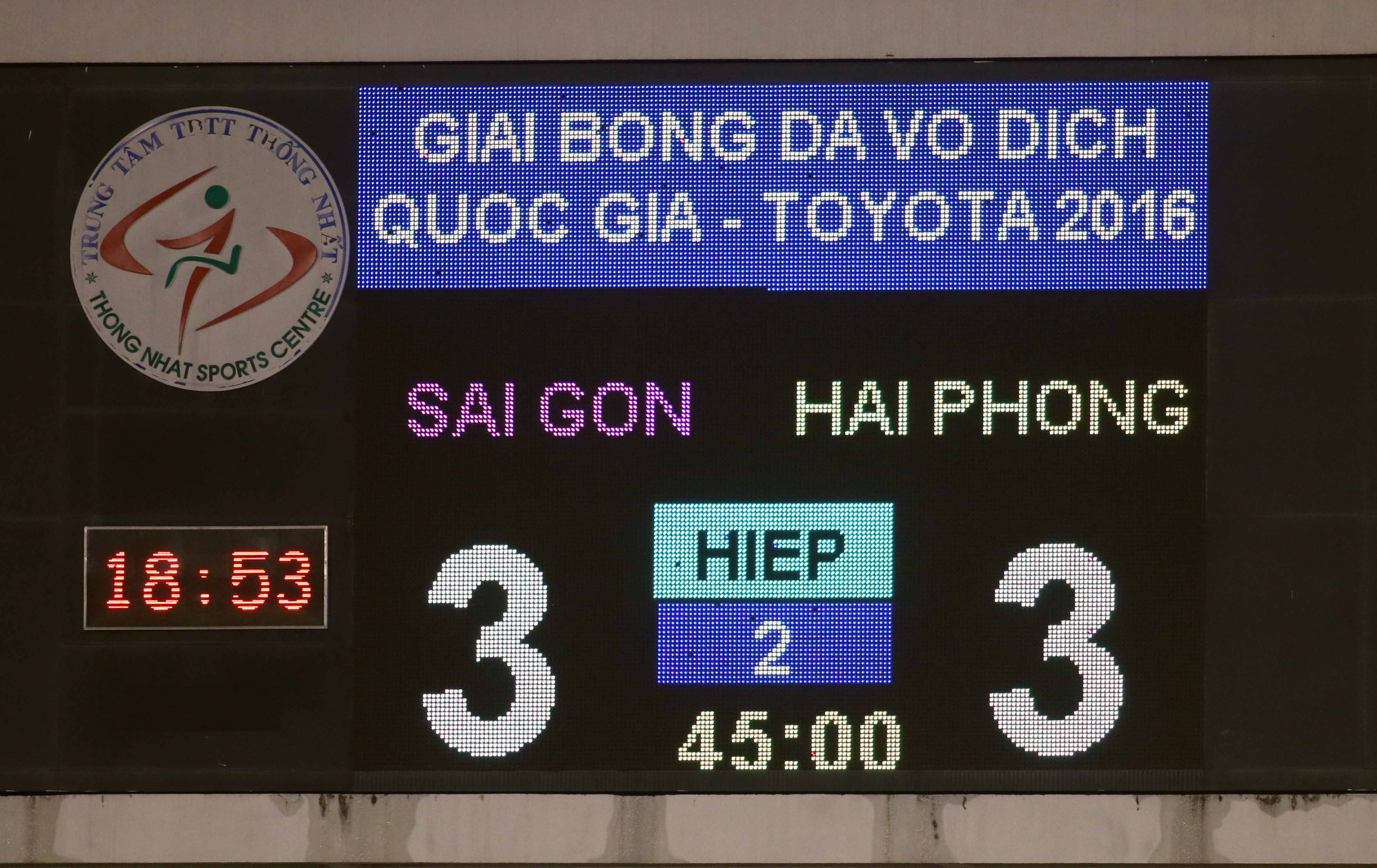 Trận Sài Gòn hòa Hải Phòng 3-3 trên sân Thống Nhất chiều 17-7 ở vòng 16 V-League bị nhiều CĐV nghi vấn. Ảnh: N.K
