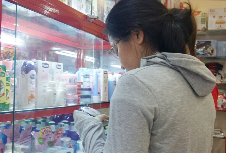 Khách chọn mua kem dưỡng da ở một cửa hàng trên đường Cách Mạng Tháng Tám, Q.10, TP.HCM   Ảnh: N.L.
