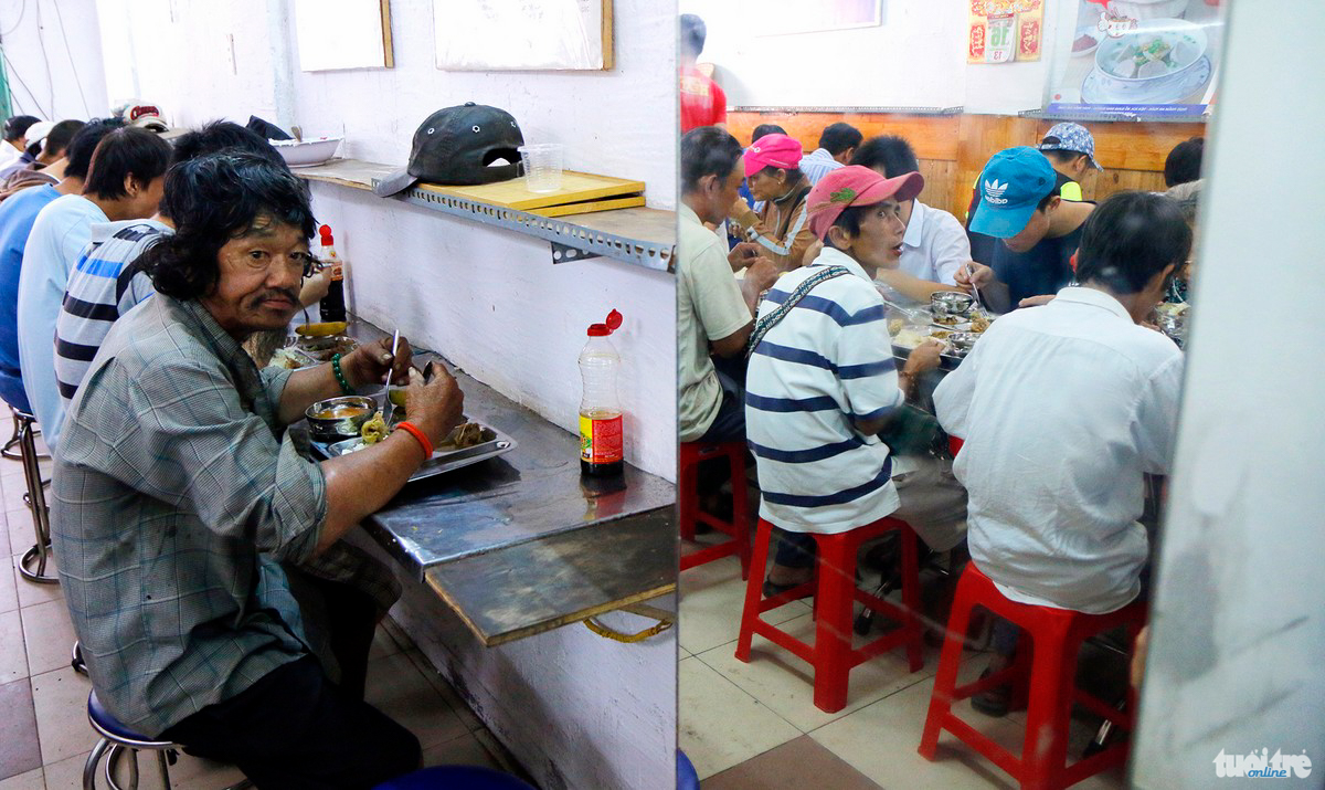 Bữa cơm 2.000 ở quán cơm Nụ cười đã giảm nhẹ phần nào những lo toan của những người lao động nghèo - Ảnh: NGỌC DƯƠNG

