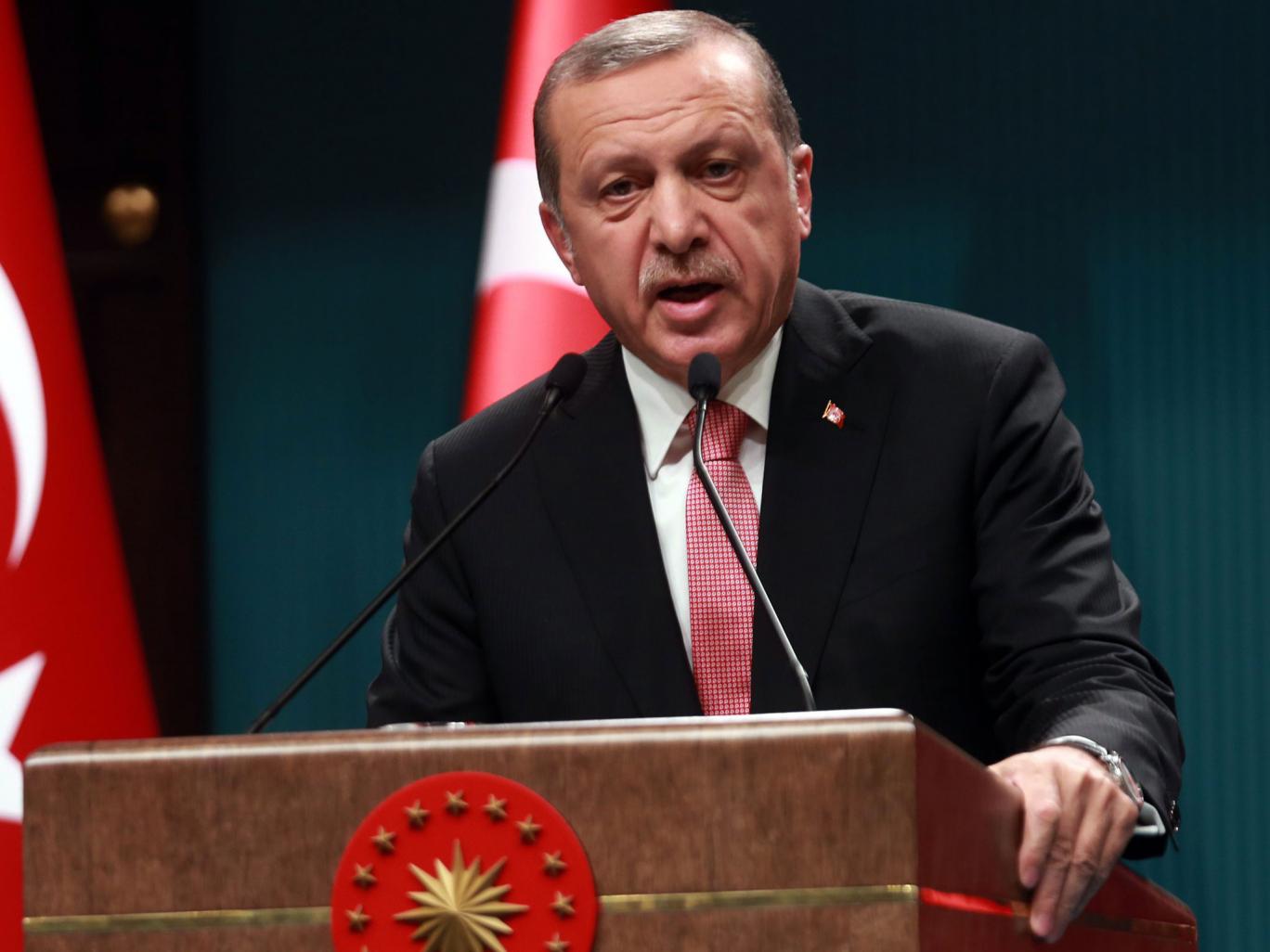 Tổng thống Thổ Nhĩ Kỳ Erdogan phát biểu trong cuộc họp báo sau cuộc họp với Hội đồng an ninh quốc gia và nội các ngày 20-7 - Ảnh: AFP