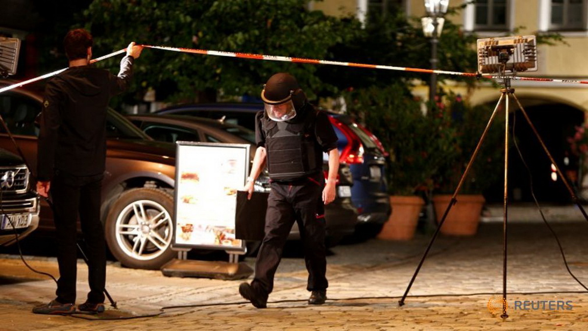 Cảnh sát được điều động tới bảo vệ hiện trường vụ nổ - Ảnh: Reuters