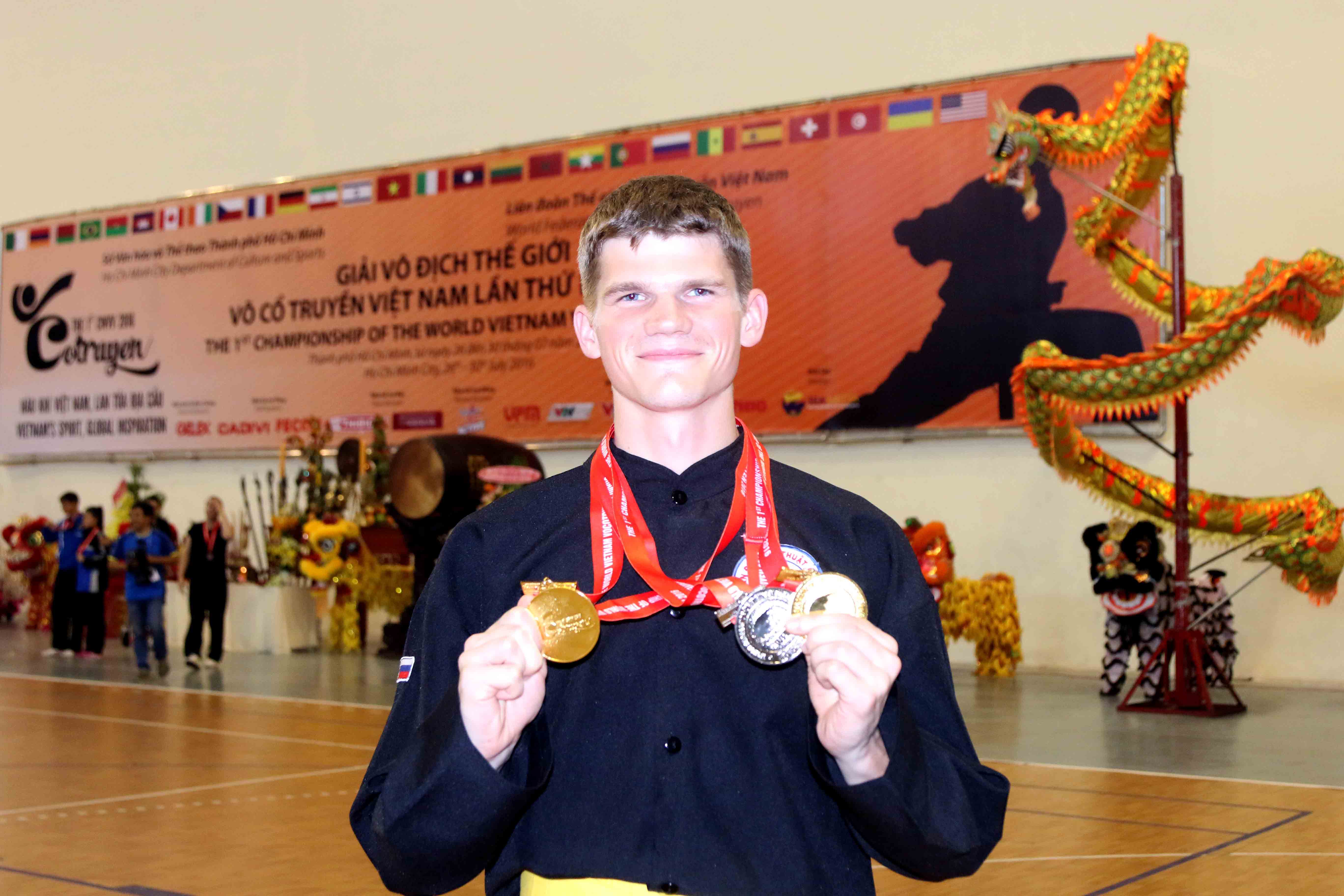 Isaev Ilia hạnh phúc với những chiếc huy chương  tại Giải vô địch thế giới võ cổ truyền VN lần 1-2016. Ảnh: N.K