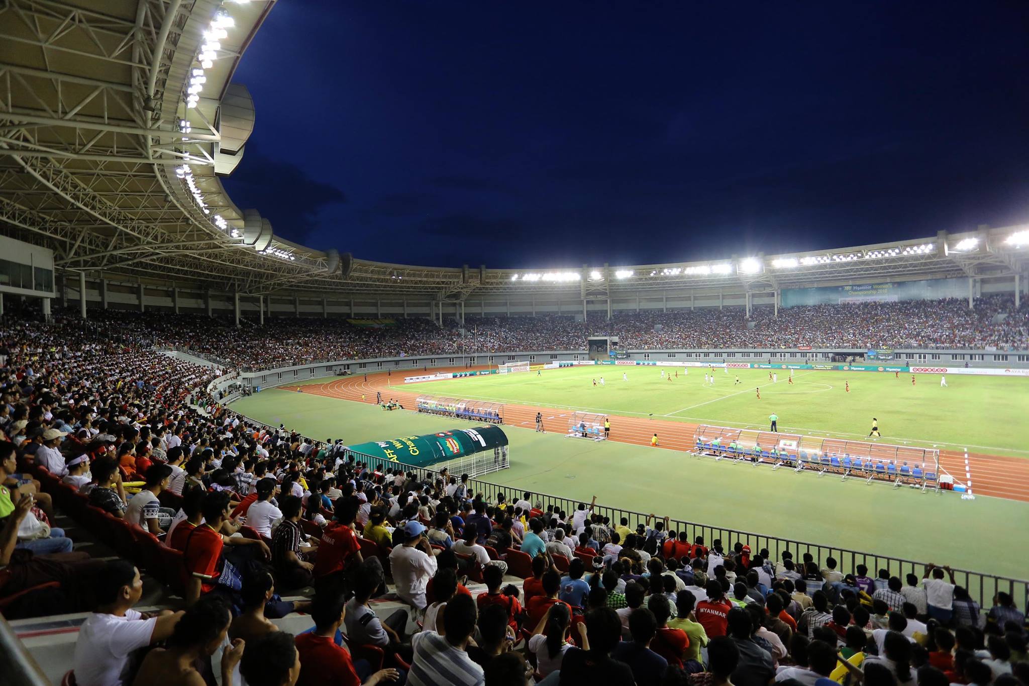 CĐV Myanmar ngồi kín sân Mandalarthiri trong trận đấu với đội tuyển nữ VN. Ảnh: MFF