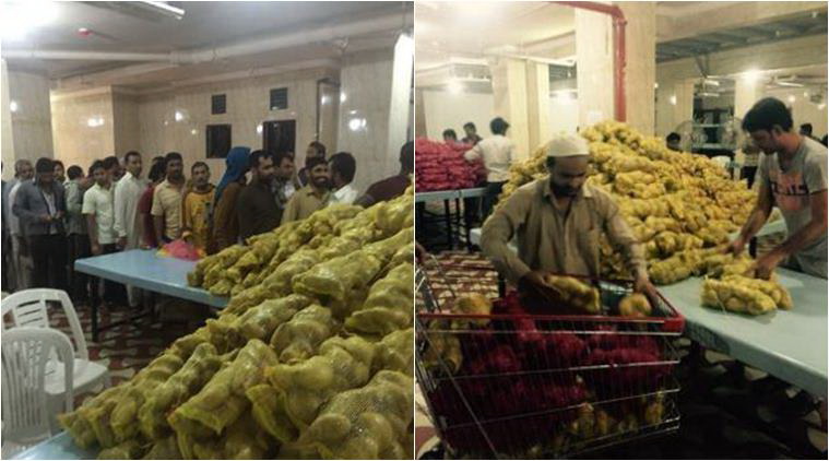 Tổng lãnh sự quán Ấn Độ tại Jeddah phát thức ăn miễn phí cho lao động Ấn Độ ngày 30-7 - Ảnh: Twitter