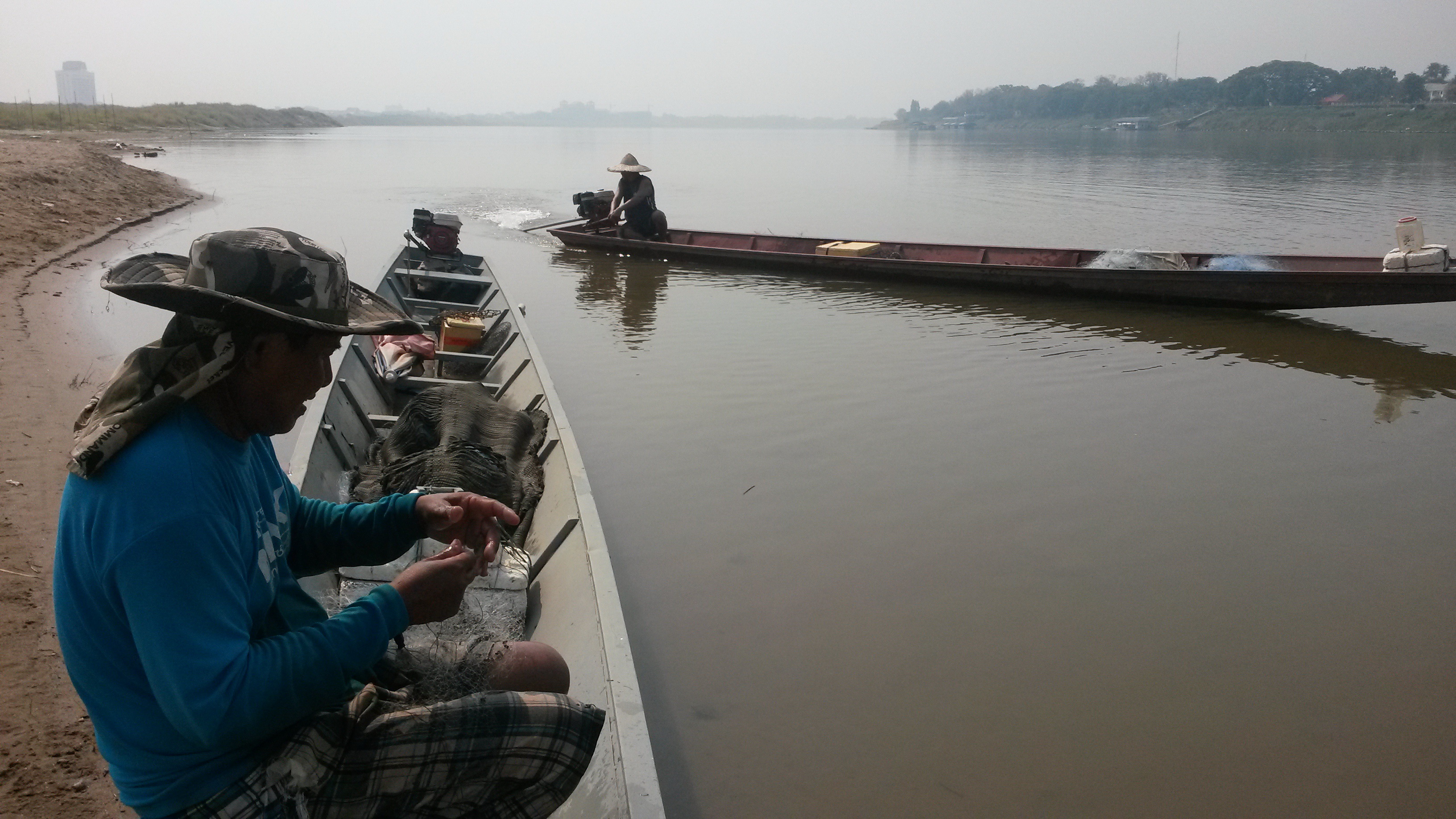 Những thợ lưới cá truyền thống trên sông Mekong, Lào - Ảnh: Quốc Việt