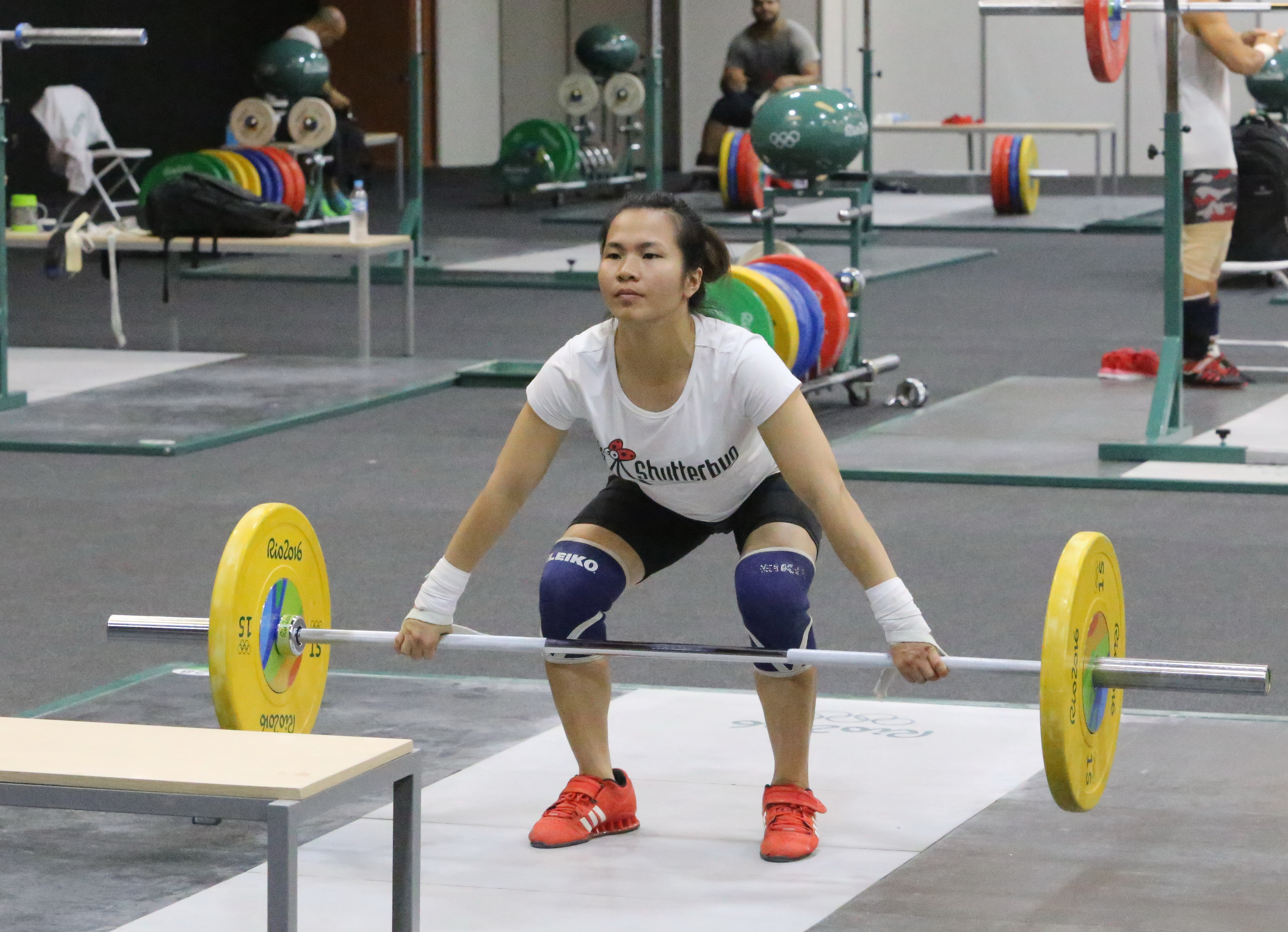 Vương Thị Huyền tập luyện tại nhà thi đấu cử tại trong làng Olympic. Ảnh: H.Đ 