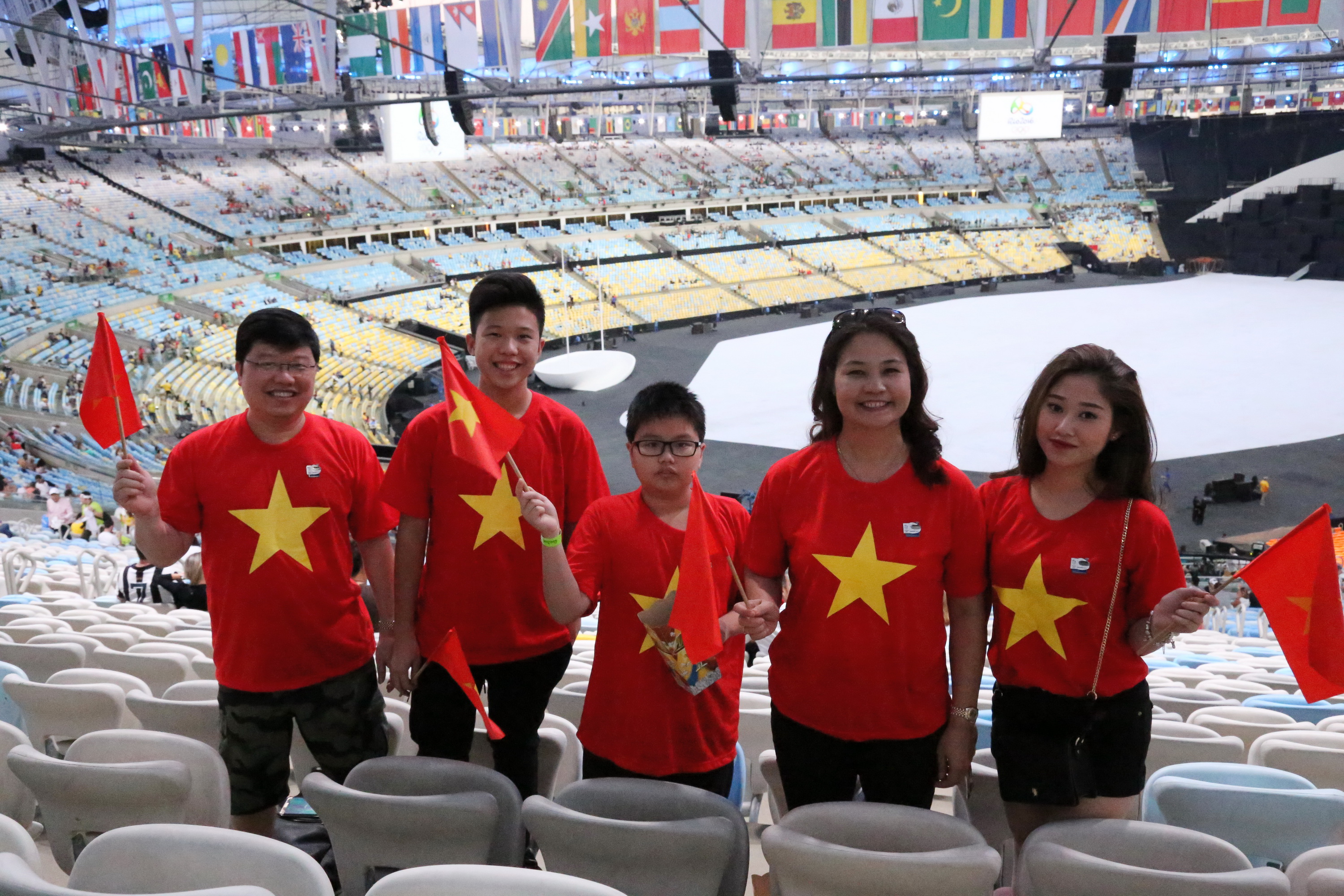 Anh Nguyễn Hưng (trái) cùng vợ con - một gia đình người Việt sang Brazil du lịch và đến xem lễ khai mạc. Ảnh: H.Đ