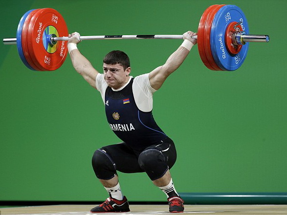 Andranik Karapetyan bắt đầu phần thi cử giật với mức tạ 195kg. Ảnh: AP.