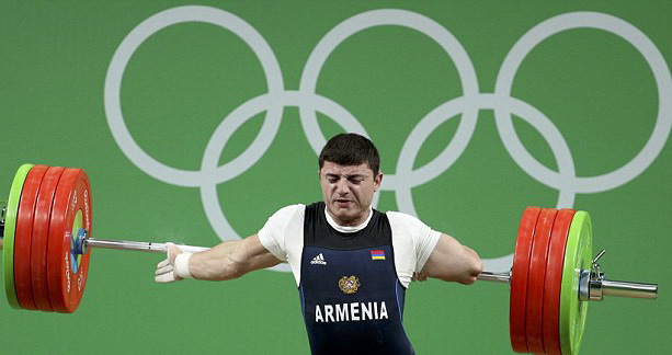 Quả tạ nghiêng quá nhiều về bên trái khiến cánh tay của Andranik Karapetyan không chịu nỗi sức ép và gãy. Ảnh: REUTERS