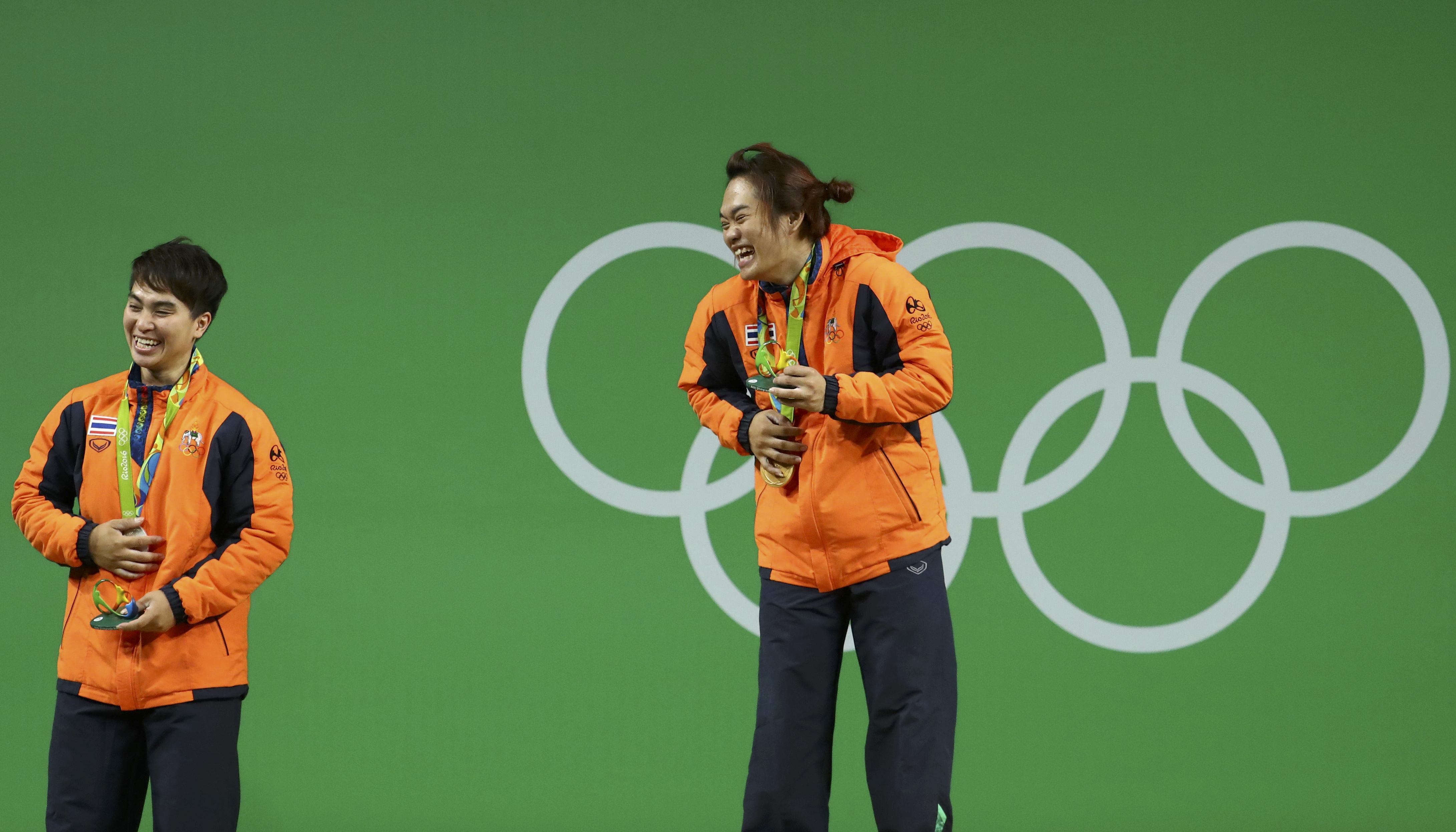 Sukanya Srisurat (phải) và đồng đội Pimsiri Sirikaew trên bục nhận HC ở Olympic 2016. Ảnh: REUTERS