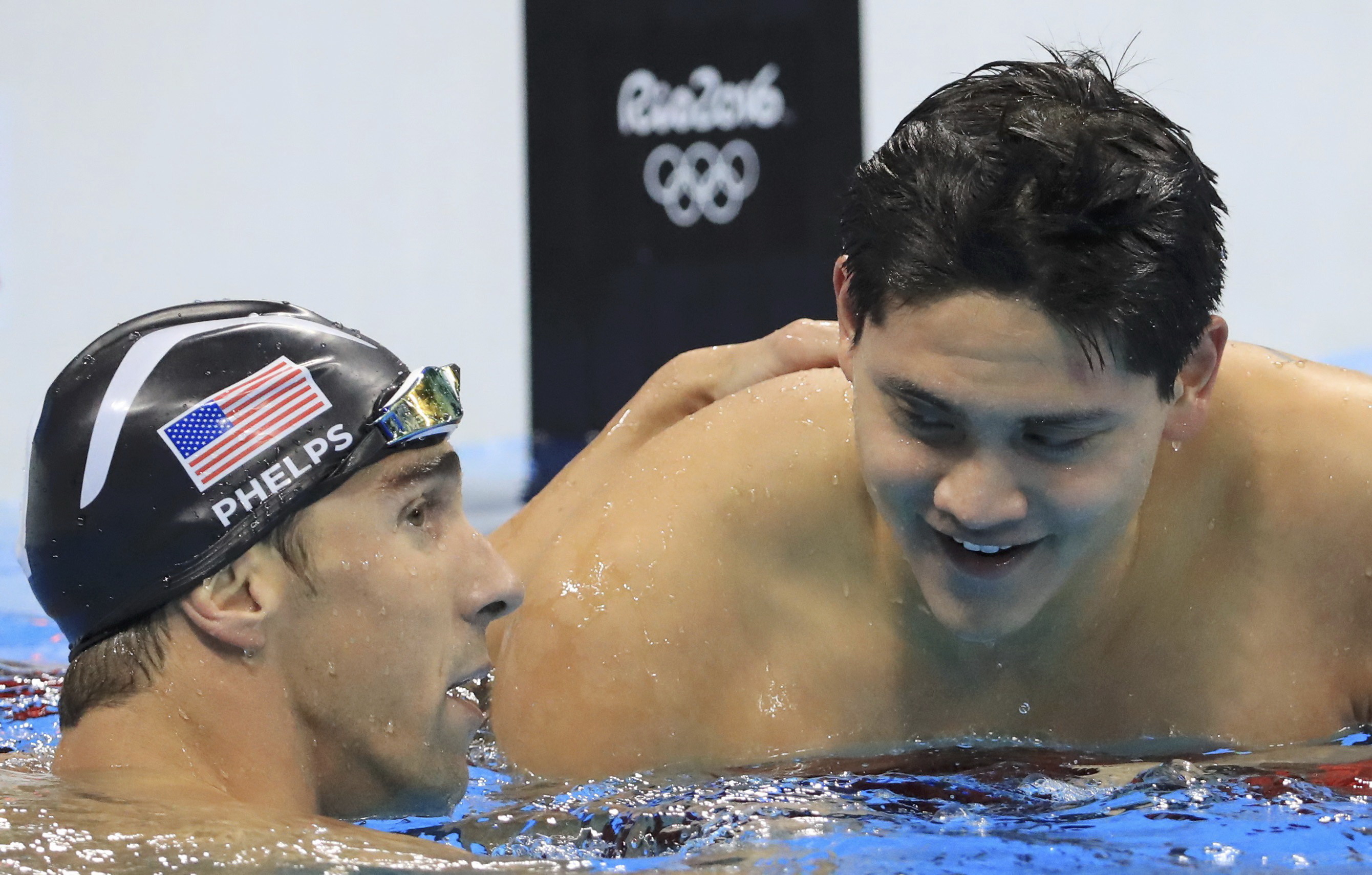 Michael Phelps chúc mừng Joseph Schooling tại Olympic Rio-Ảnh: Reuters