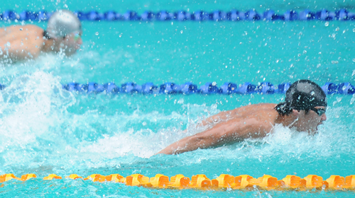 Hoàng Quý Phước trên đường bơi chung kết 100m bướm owe SEA Games 2011, nơi anh đánh bại Schooling để đoạt HCV. Ảnh: NGUYENX Á