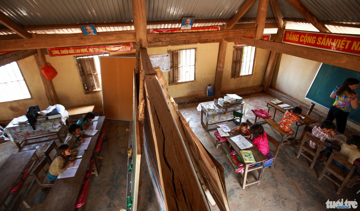 Lớp học điểm trường Puốc Pát, nơi gần 30 em của bốn lớp học 1,2,3,4 chỉ khoảng chừng 40 m2 gồm 4 tấm bảng đen, vài bộ bàn ghế gỗ đã cũ quay lưng lại với nhau