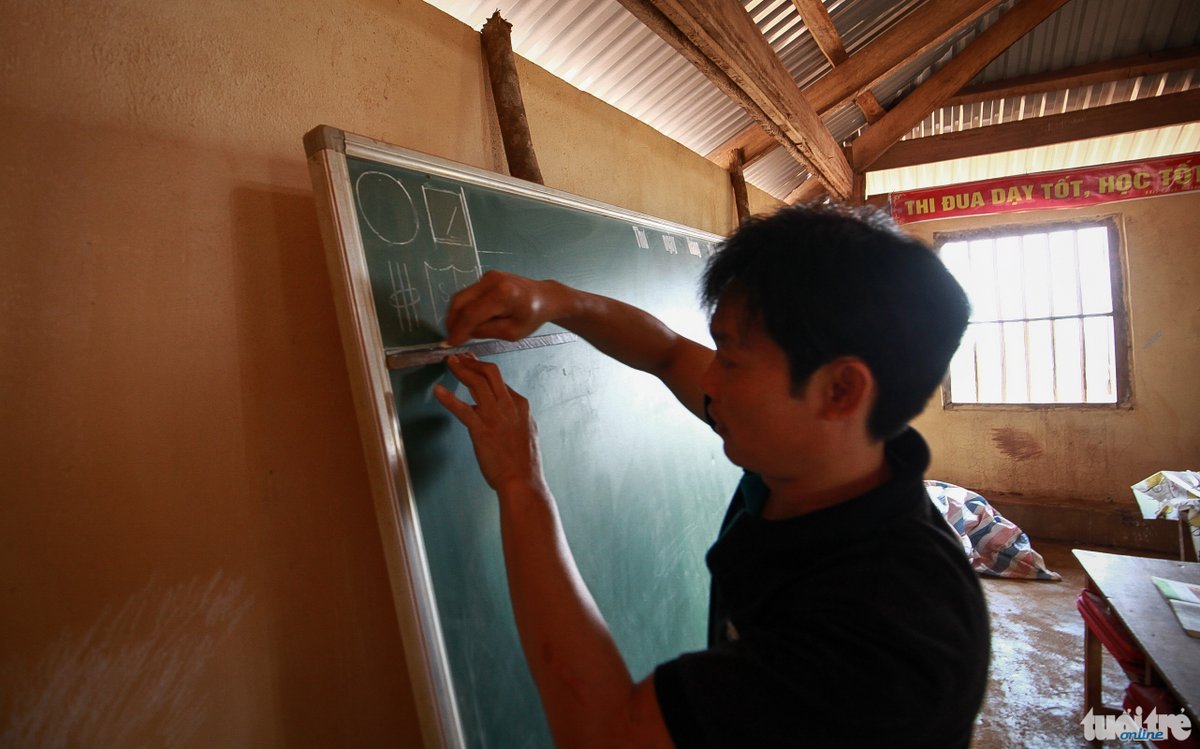 Thầy giáo Lê Bá Thành, một trong những giáo viên bám bảm tại điểm trường cho biết, cuộc sống còn rất nhiều thiếu thốn, nhưng nhìn thấy các em học cái chữ, không phải lao động nữa, tương lai tươi sáng hơn lại cảm thấy vui và ấm lòng