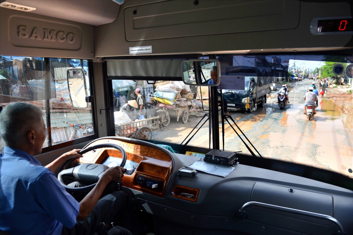 Ông Nguyễn Văn Luyện (68 tuổi), lái xe buýt tuyến Lê Minh Xuân - An Sương, cho biết bất lực khi đi qua đoạn đường này