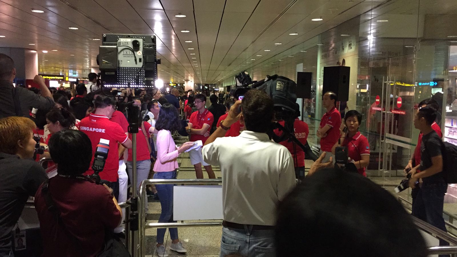Đông đảo phóng viên Singapore có mặt tại sân bay Changi đón Schooling. Ảnh: STRAITS TIMES