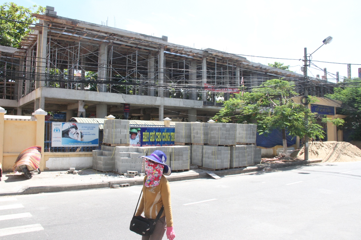 Trường tiểu học Lê Quý Đôn (Q.Hải Châu, Đà Nẵng) hiện vẫn đang được tích cực xây dựng để hoàn thành 5 phòng học vào cuối tháng 8 này. Tuy nhiên, năm học tới trường sẽ lại thiếu phòng học - Ảnh: ĐOÀN CƯỜNG