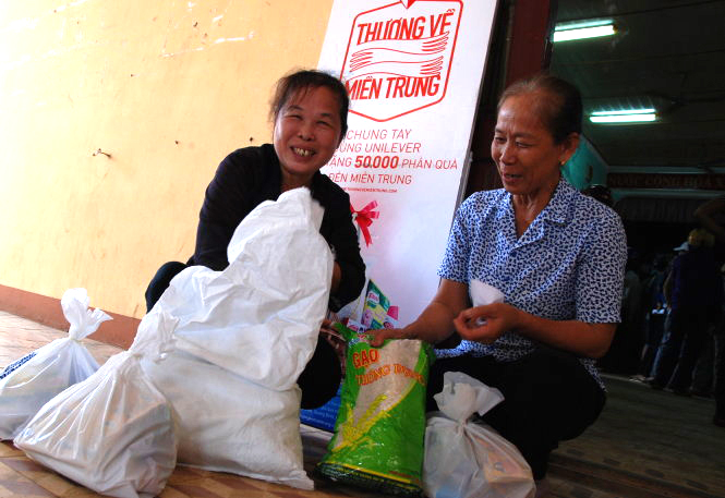 Quà đã đến tay các gia đình ngư dân nghèo của thị trấn Cửa Tùng, Vĩnh Linh, Quảng Trị sáng 18-8 - Ảnh: Q.NAM