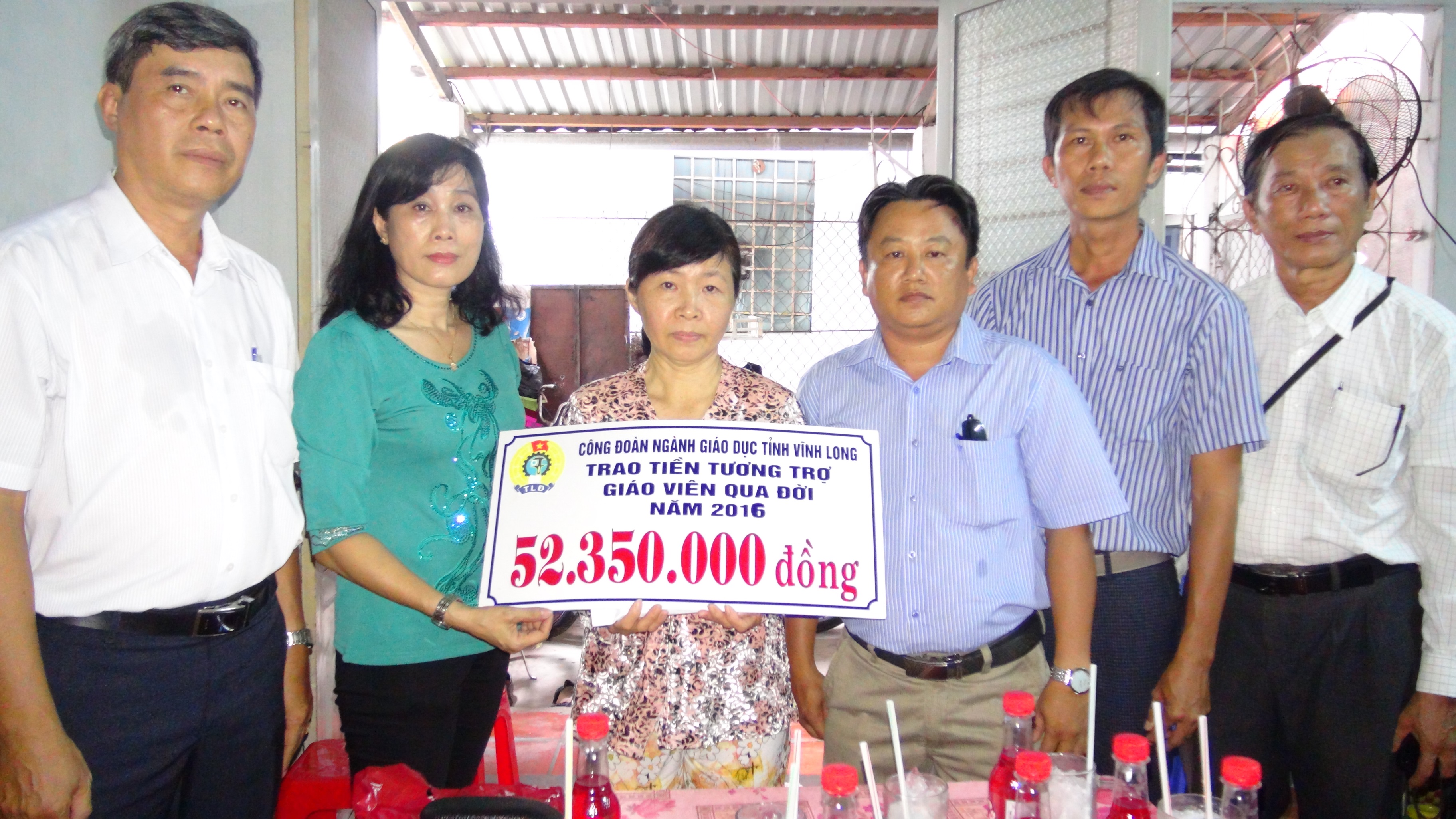 Công đoàn ngành giáo dục tỉnh Vĩnh Long trao tiền hỗ trợ “tương trợ giáo viên qua đời” cho gia đình em gái cố giáo viên Nguyễn Thị Na - Ảnh: M.T.