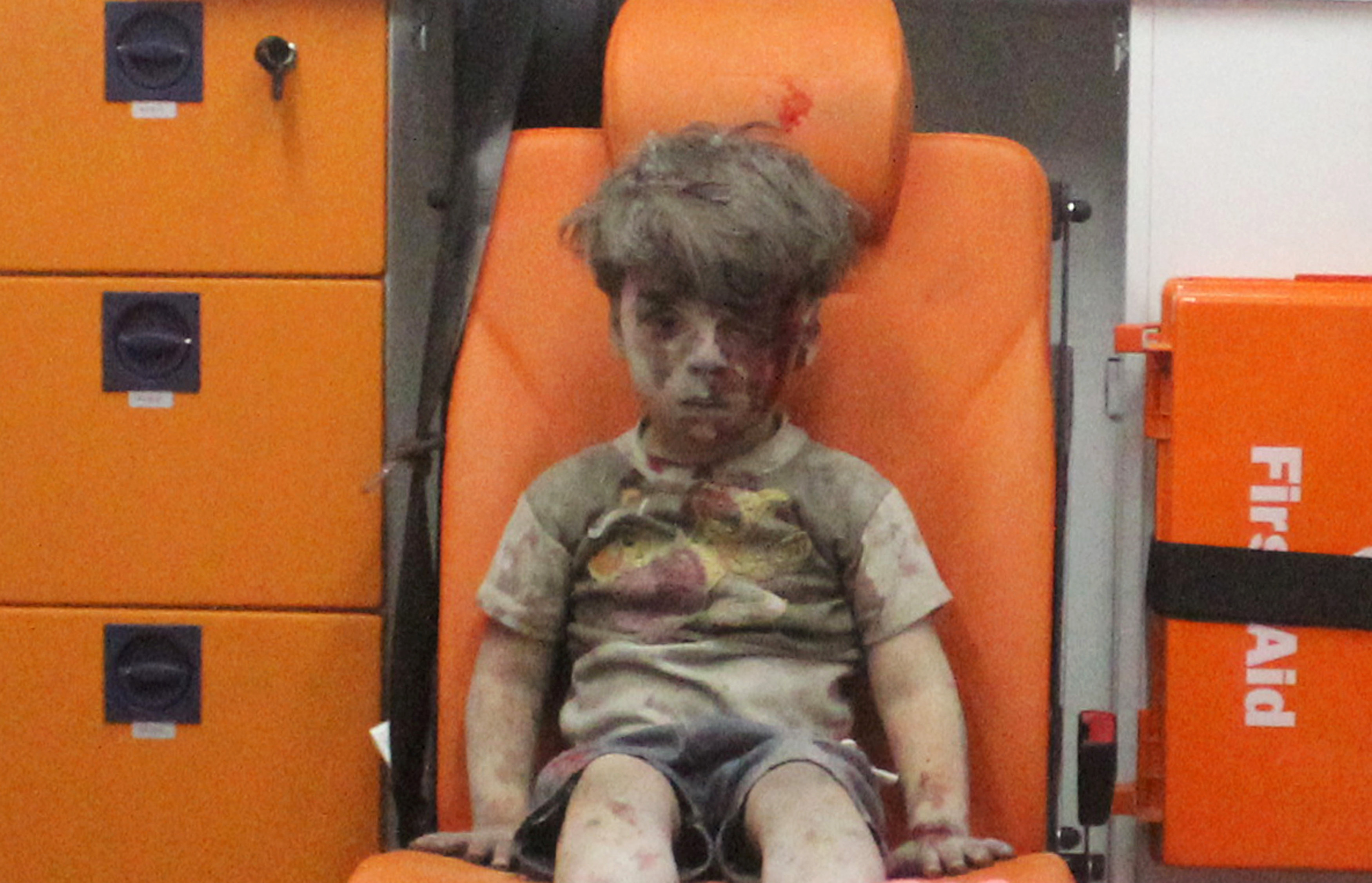 Bức ảnh về Omran Daqneesh với ánh nhìn ngơ ngác và mệt mỏi trên xe cứu thương - Ảnh: Reuters