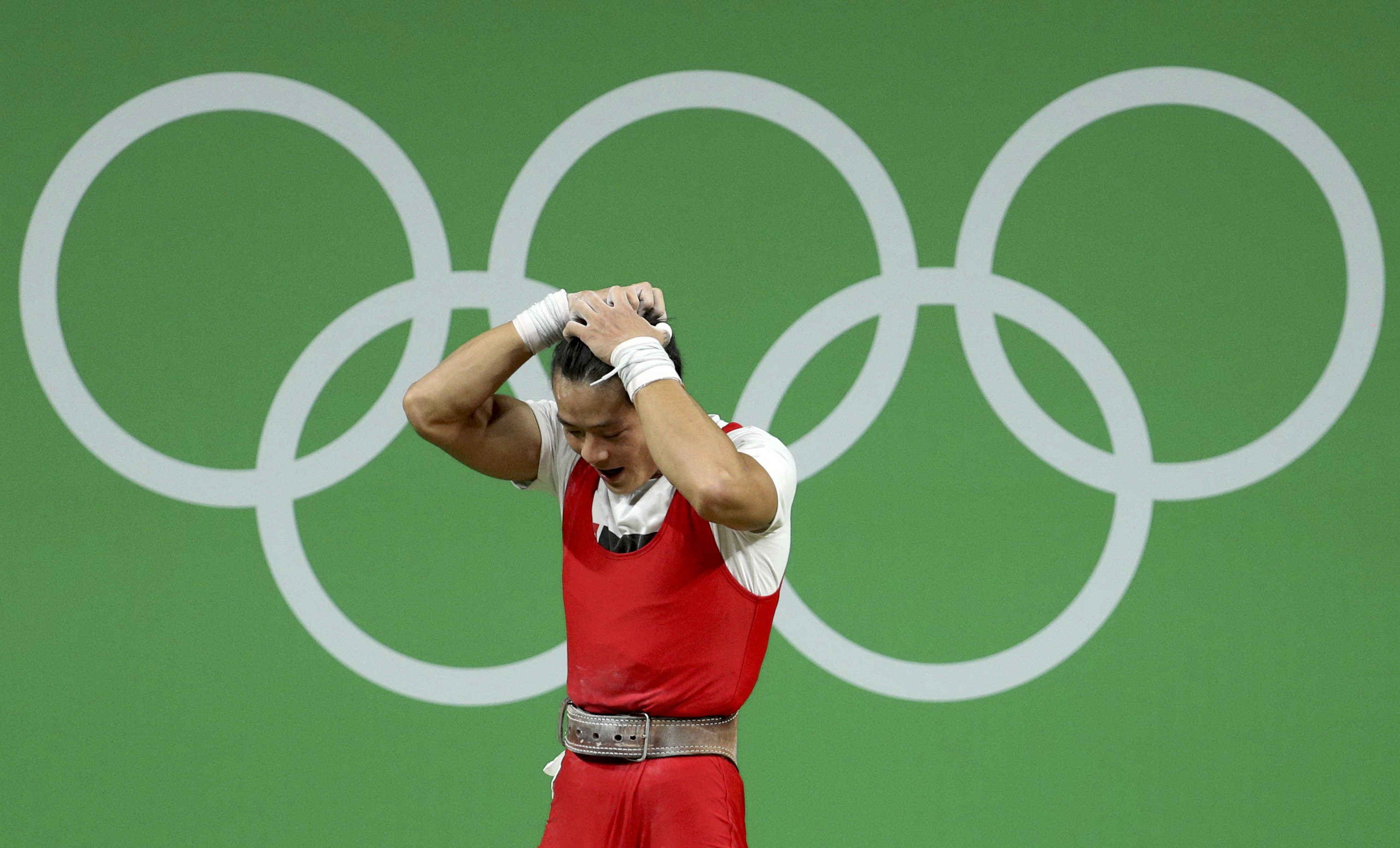 Lực sĩ Thạch Kim Tuấn đã có kỳ Olympic không thành công. Ảnh: REUTERS