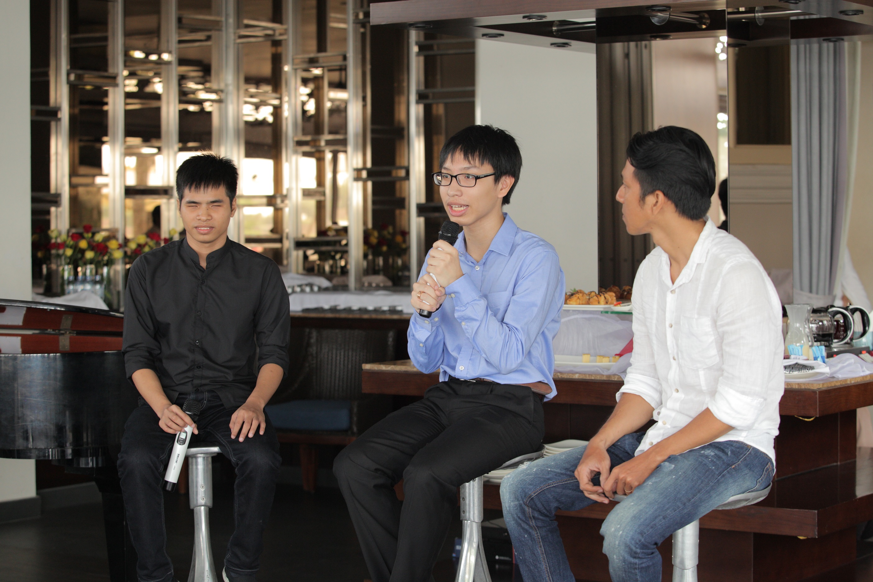 Từ trái qua: Hà Văn Đông, Phạm Nguyễn Huy và nhiếp ảnh gia Ân Nguyễn trong buổi giới thiệu sách giữa tháng 8 tại TP.HCM - Ảnh: M.T.